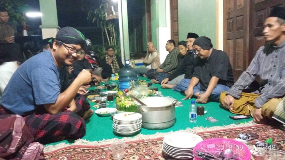 Pongki Purnawan (kiri) merayakan 1 Muharam bersama komunitasnya di Jogjakarta.