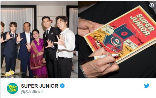 Jokowi ketika menanda tanagani album Super Junior. Foto: Twitter