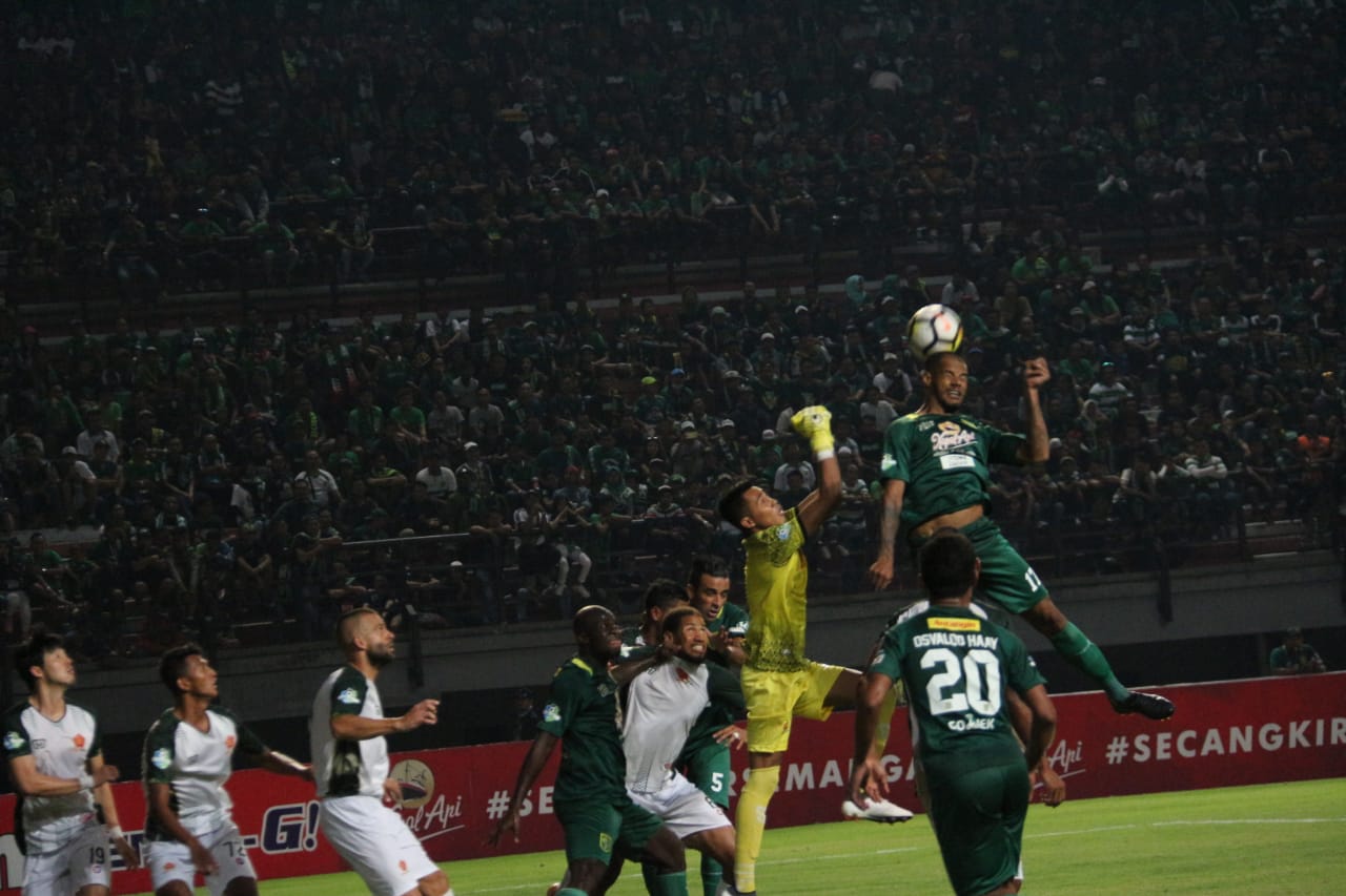 Duel Persebaya vs PS Tira. foto;haris/ngopibareng.id