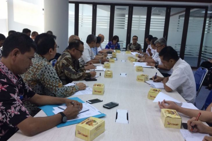 Bupati Banyuwangi Abdullah Azwar Anas saat memimpin rapat persiapan verifikasi Bandara Banyuwangi menjadi bandara internasional. (Foto Istimewa/antara)