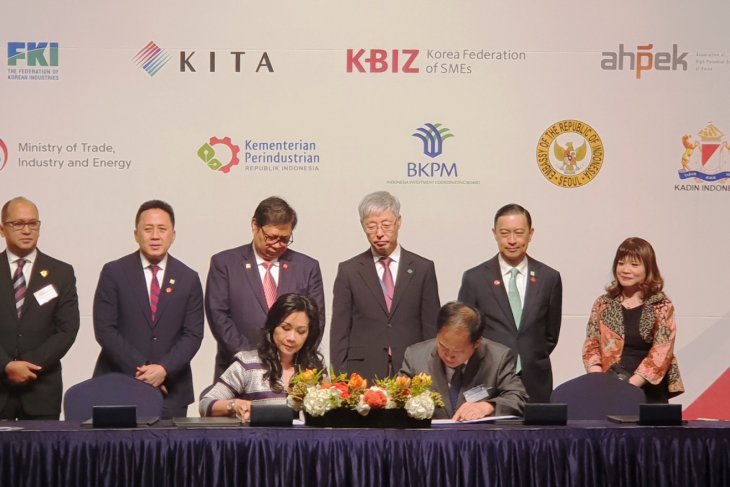 Menteri Perindustrian Airlangga Hartarto (berdiri ketiga kiri) menyaksikan penandatanganan 15 MoU yang dilakukan oleh perusahaan dan institusi pemerintah Indonesia-Korea Selatan pada Forum Bisnis dan Investasi 2018 di Seoul, Senin 10 September. Turut pula hadir menyaksikan dari delegasi Indonesia, yakni Kepala BKPM Thomas Lembong, Ketua Kadin Indonesia Rosan P Roeslani, dan Kepala Bekraf Triawan Munaf. (Foto: Biro Humas Kementerian Perindustrian)