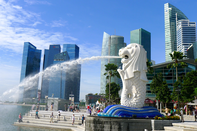 Kawasan kolam Taman Merlion, Singapura.