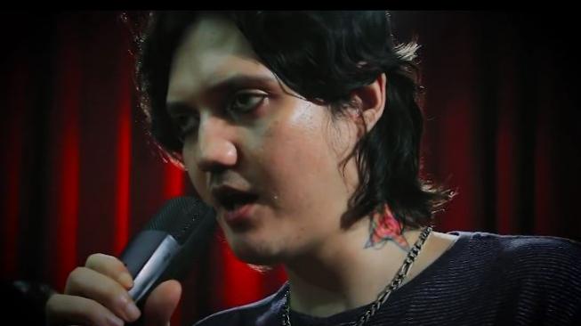 Tangkapan layar Ozzy Albar di Youtube. (Foto: Youtube)