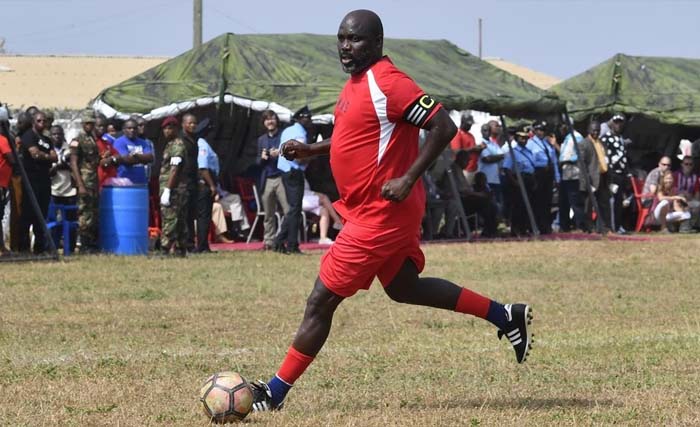 Presiden George Weah ikut bermain saat Liberia lawan Nigeria dalam pertandingan persahabatan hari Selasa kemarin. (Foto: AFP)