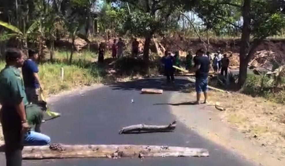 Polsek Lumbang dan Koramil Lumbang memblokade badan jalan dari dua arah.  (Foto: Ikhsan> ngopibareng.id)