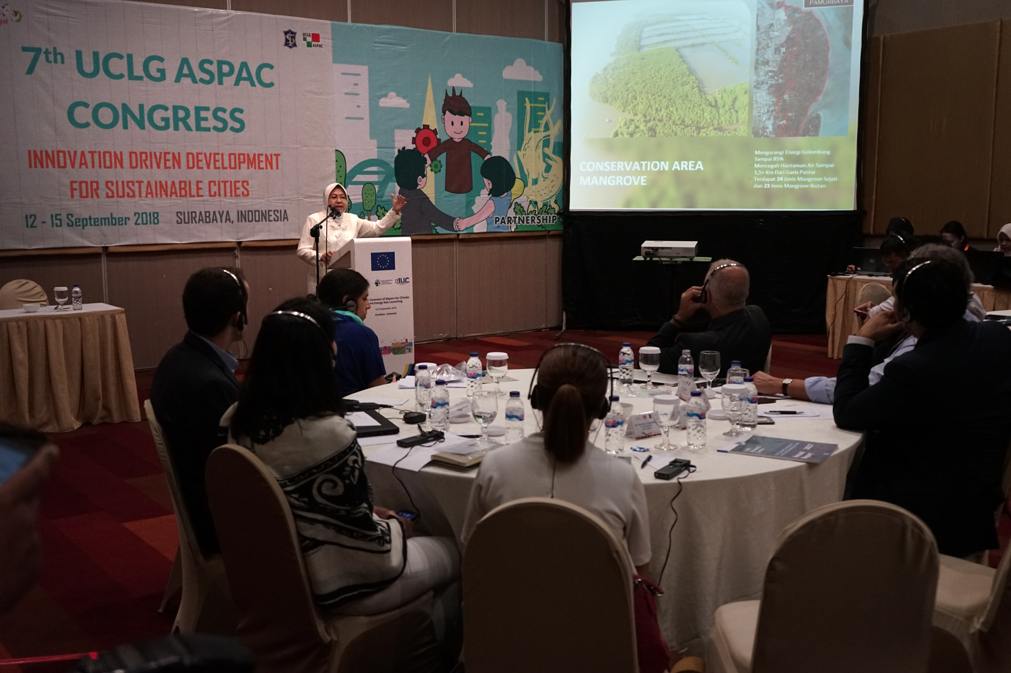 Risma membuka Forum UCLG Aspac, di Dyandra Convention Center, Rabu, 12 September 2018. (foto: farid/ngopibareng.id) 