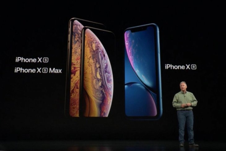 Wakil presiden senior pemasaran global Apple, Philip W. Schiller, menjelaskan spesifikasi iPhone XS, iPhone XS Max dan iPhone XR, dalam peluncuran yang digelar di auditorium Steve Jobs Theater, Apple Park, Cupertino, California, Rabu (12/9) siang waktu setempat atau Kamis dini hari WIB, (13/9/2018). (apple.com)