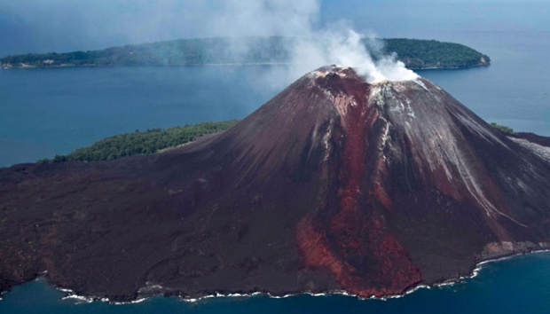 Erupsi Anak Krakatau. Foto : BNPB