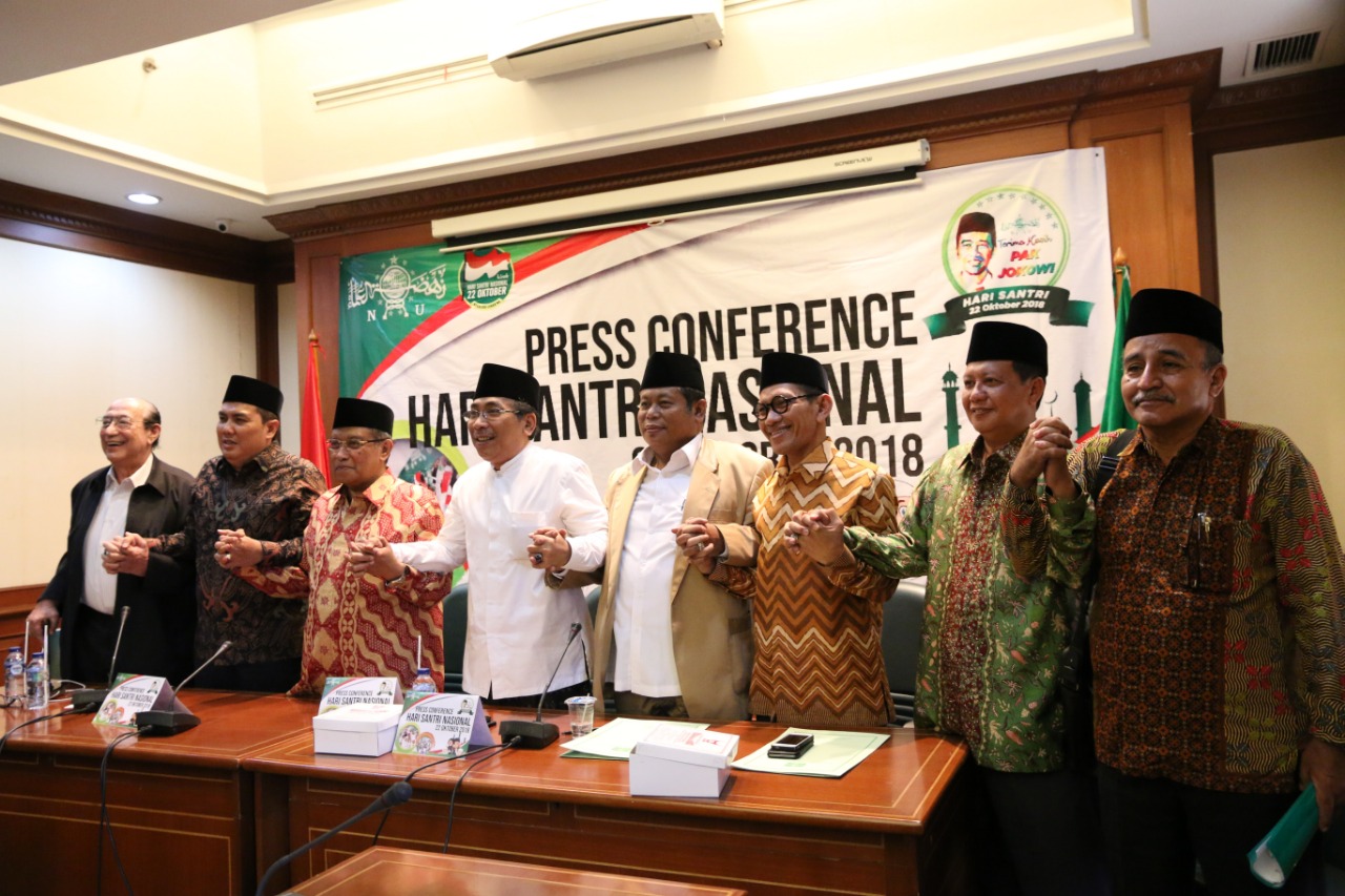 KIRI KE KANAN: Umar Syah (Ketua), A. Helmi Faishal (Sekjen), KH. Said Aqil Siroj (Ketum), Yahya C Staquf (Katib ‘Aam), Marsudi Syuhud (Ketua) dan Robikin Emhas (Ketua). (foto: ngopibareng.id)