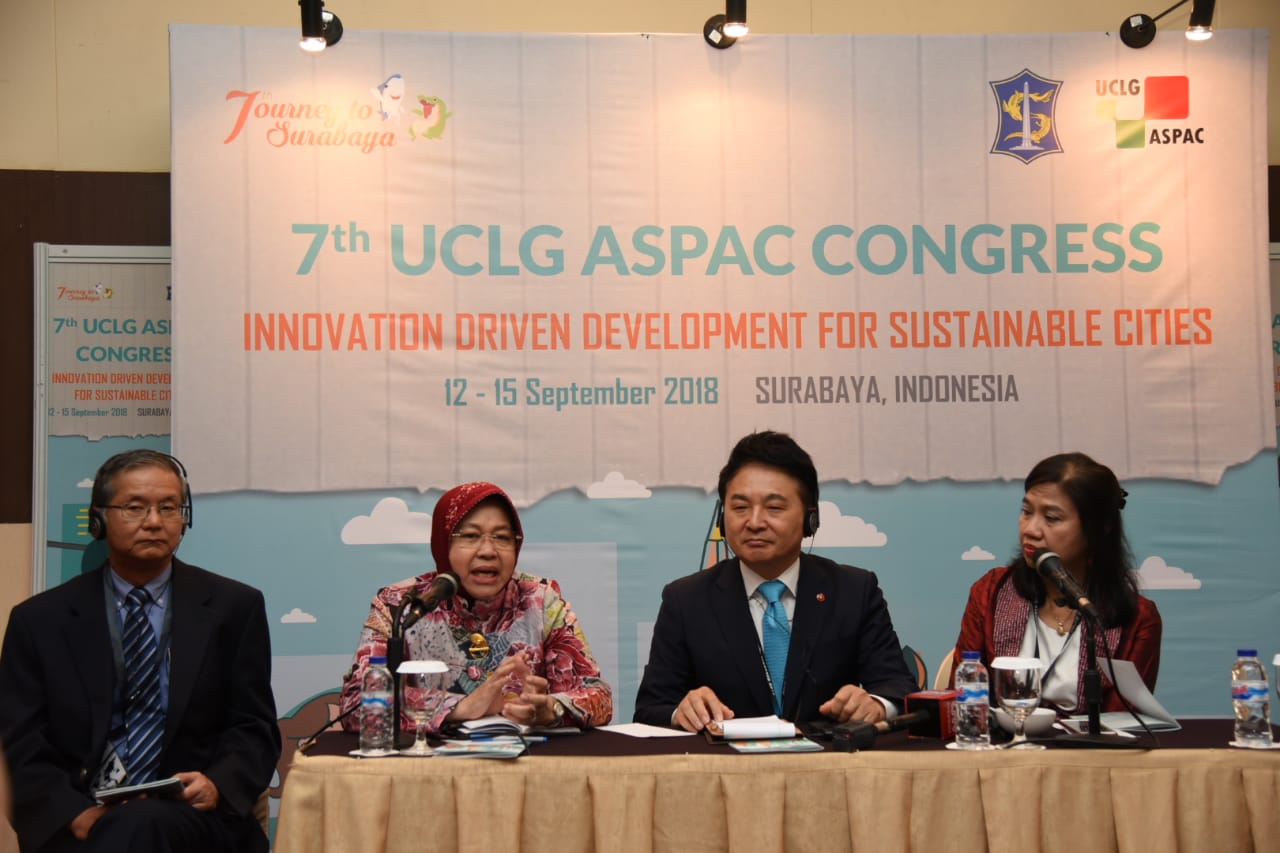 Risma dan Presiden UCLG Aspac Won Hee Ryong, saat ditemui di Dyandra Convention Center, Kamis, 13 September 2018. (foto: farid/ngopibareng.id) 