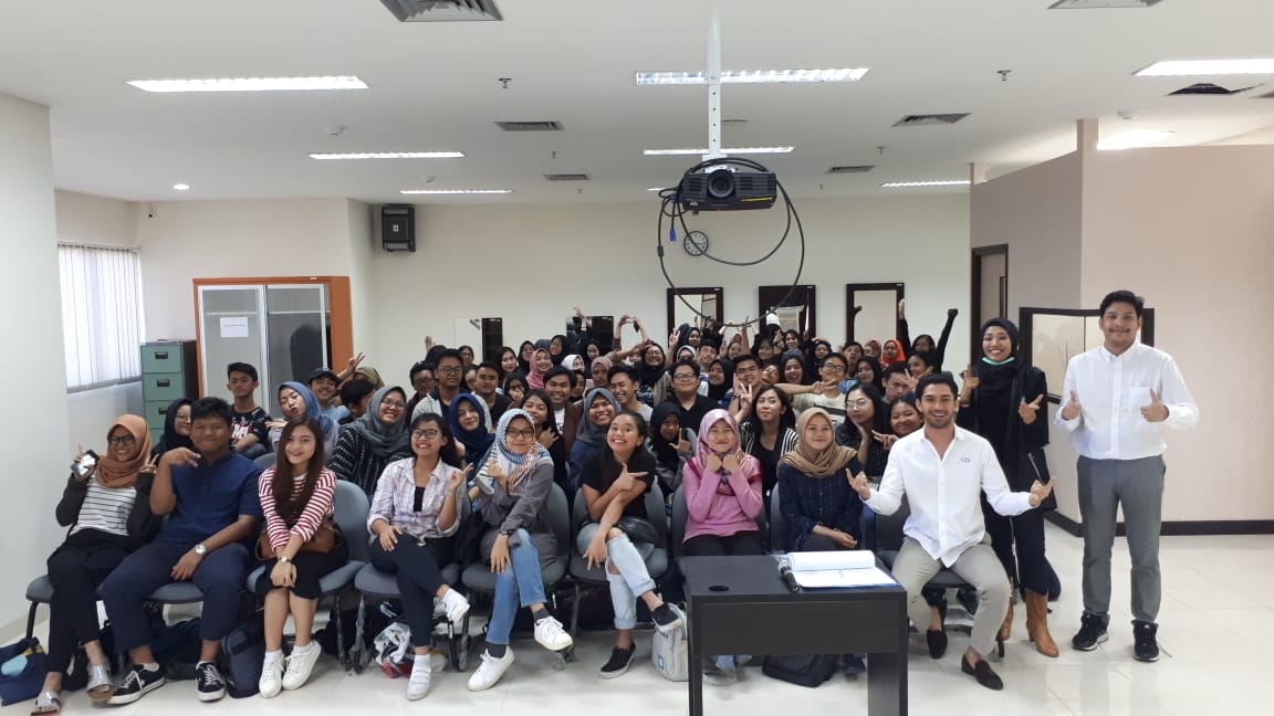 Aktor Reza Rahardian mengajar di kelas praktik dan laboratorium Program Studi Vokasi Komunikasi UI. Foto: IG/vokasi_ui.