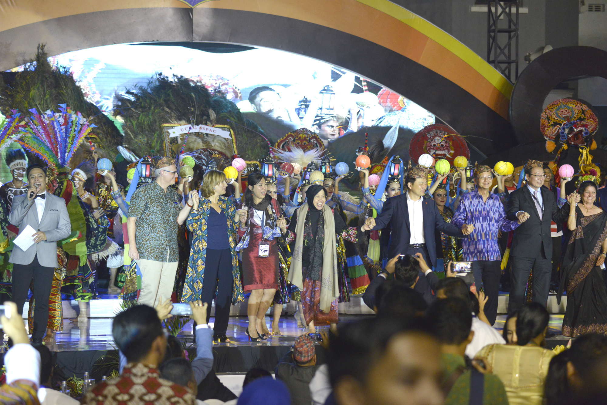 Risma bersma delegasi UCLG Aspac, di Taman Surya, Kamis, 13 September 2018, malam. (foto: Istimewa) 