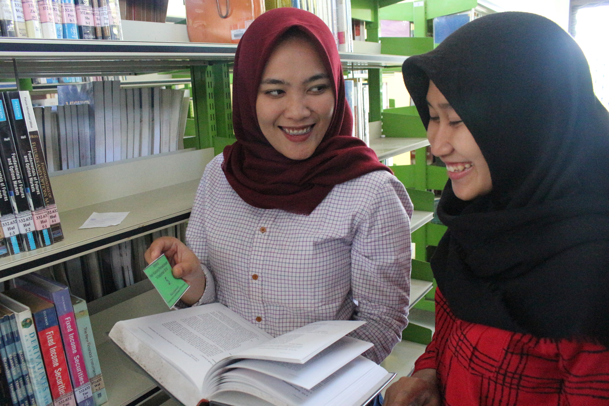 Pemustaka ketika berkunjung ke Perpustakaan.