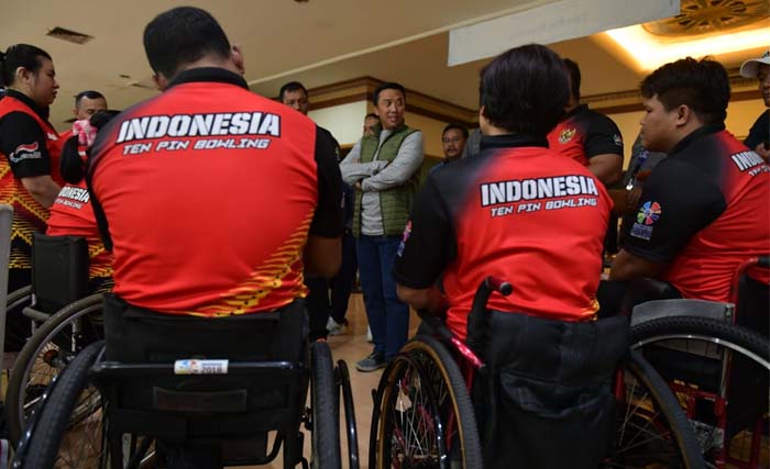 Menpora Imam Nahrawi (tengah) berbincang dengan para atlet pelatnas Asian Para Games cabor bowling di Bengawan Sport Center Solo Baru, Jawa Tengah, Kamis kemarin.  (Foto: Bagus/Kemenpora.go.id)