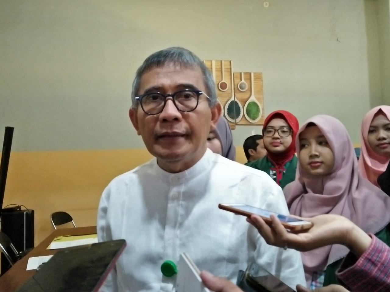 Prof Achmad Jazidie ketika memberikan keterangan pada awak media saat jumpa pers, Jumat, 14 September 2018. Foto: Amanah/ngopibareng.id