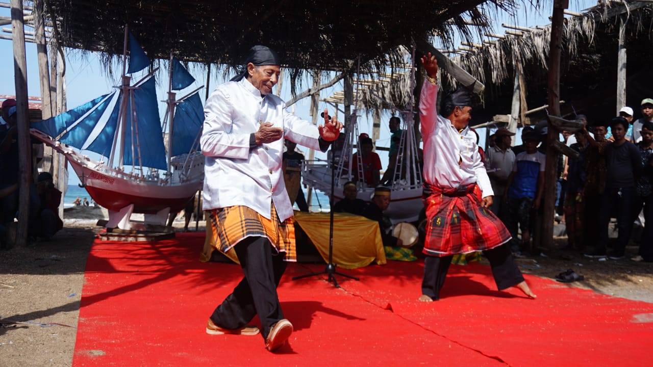 Ritual yang harus selalu ada sebelum kapal nyemplung ke laut. foto:kemenpar