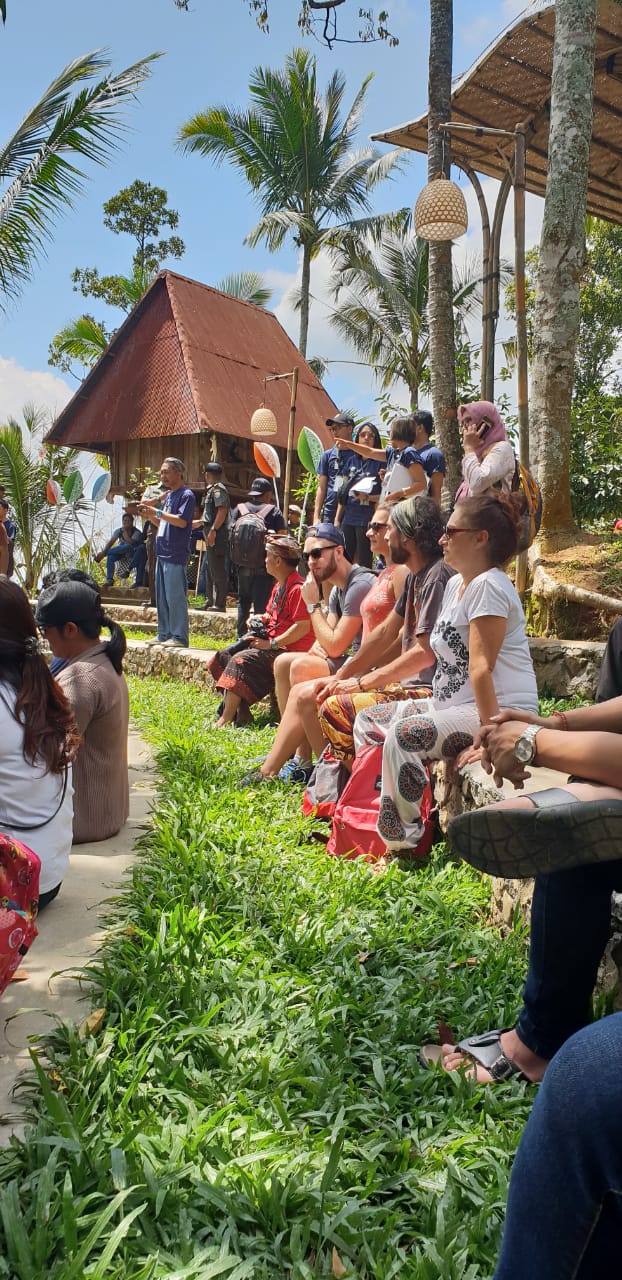 Para Wisman yang selalu akrab dengan suguhan festival. foto:kemenpar
