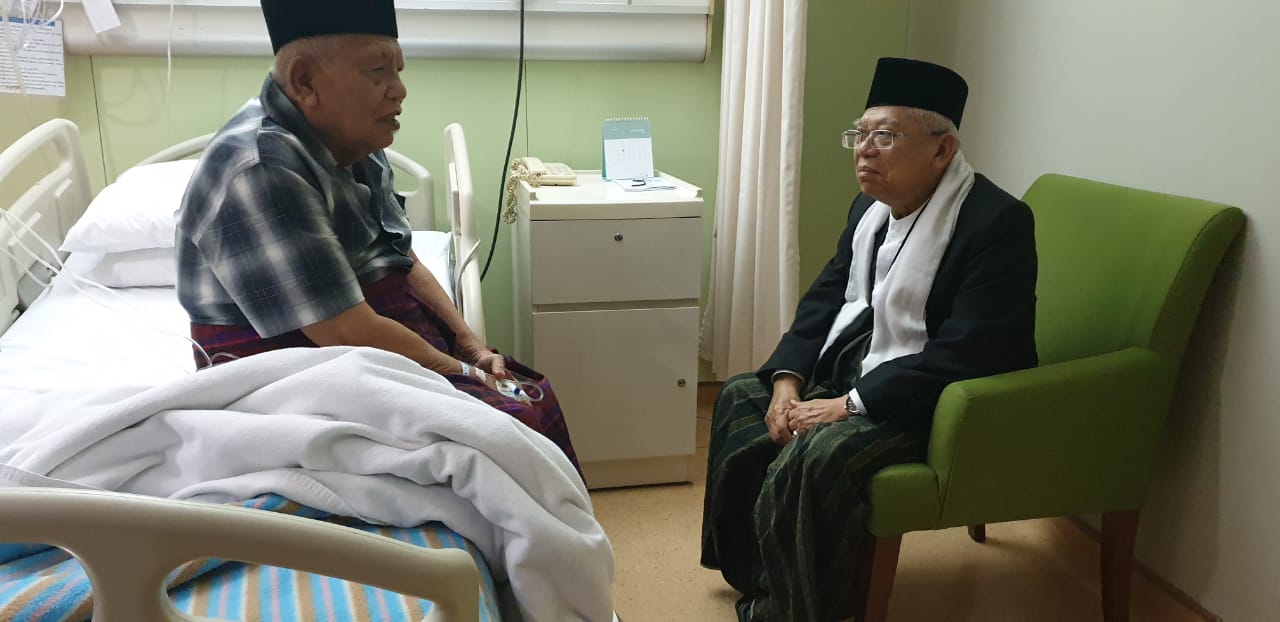 SAHABAT: KH Syukron Ma'mun bersama KH Ma'ruf Amin. (foto: ngopibareng.id)