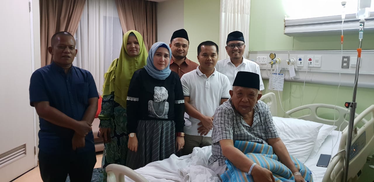 KH Syukron Ma'mun bersama keluarganya. (foto; ngopibareng.id)