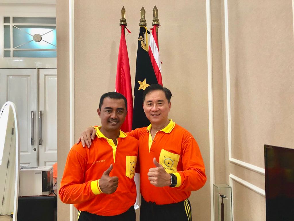 Toni Liono bersama Brigjen Widodo usai melakukan terapi kesehatan Ling Tien Kung.