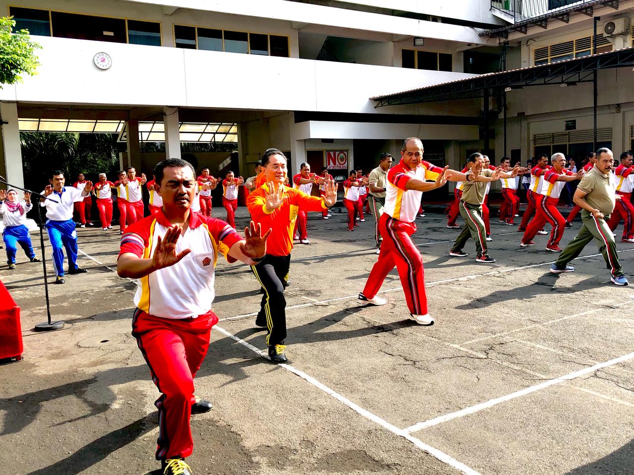 Toni Liono ketika berlatih Ling Tien Kung bersama.