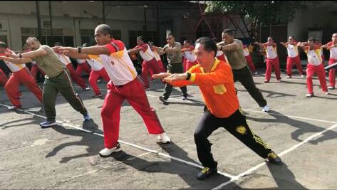 Toni Liono bersama Mayjen Arif Rahman melakukan latihan Ling Tien Kung.