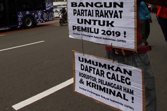 Warga berunjukrasa soal caleg mantan koruptor maju pileg 2019. (Foto: Istimewa)