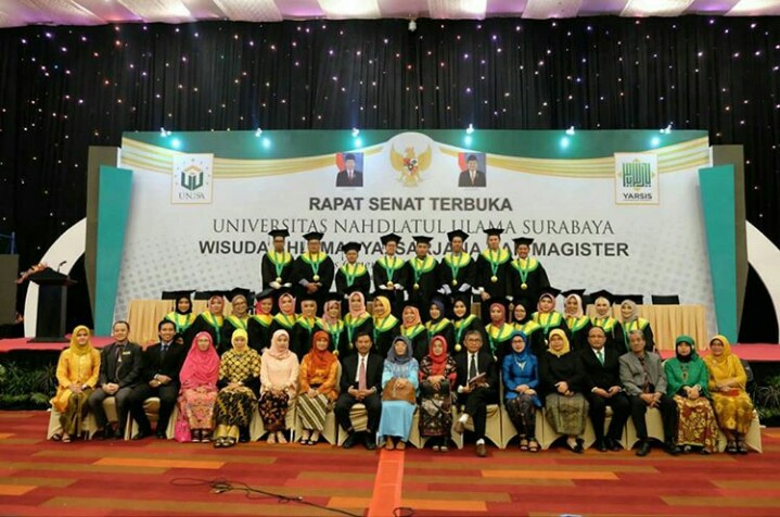 Rektor Unusa bersama para wisudawan dengan predikat lulusan terbaik.