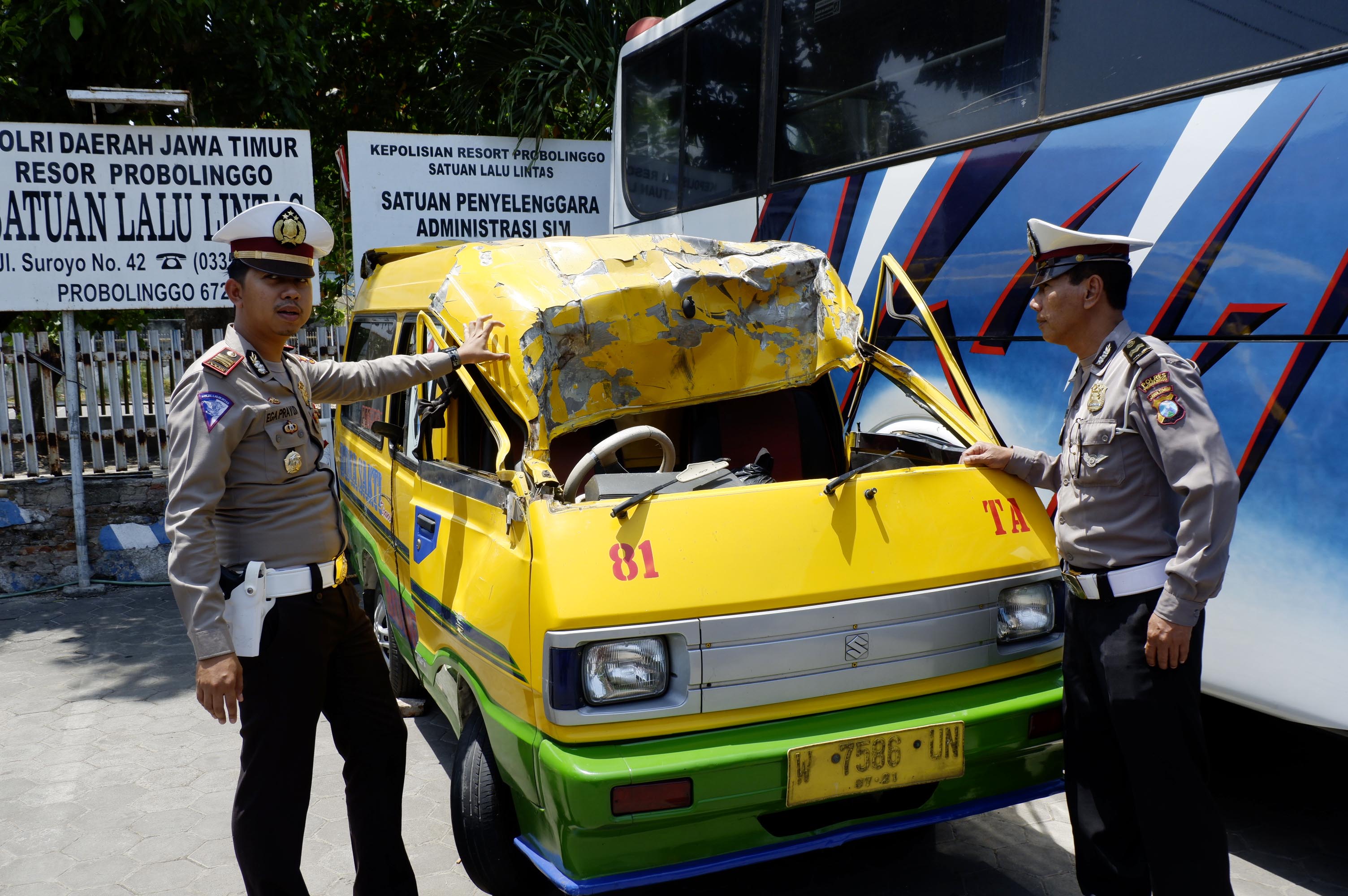 Angkot yang dirampas komplotan begal kemudian terlibat tabrakan dengan sepeda motor. (Foto: Ikhsan/ngopibareng.id)