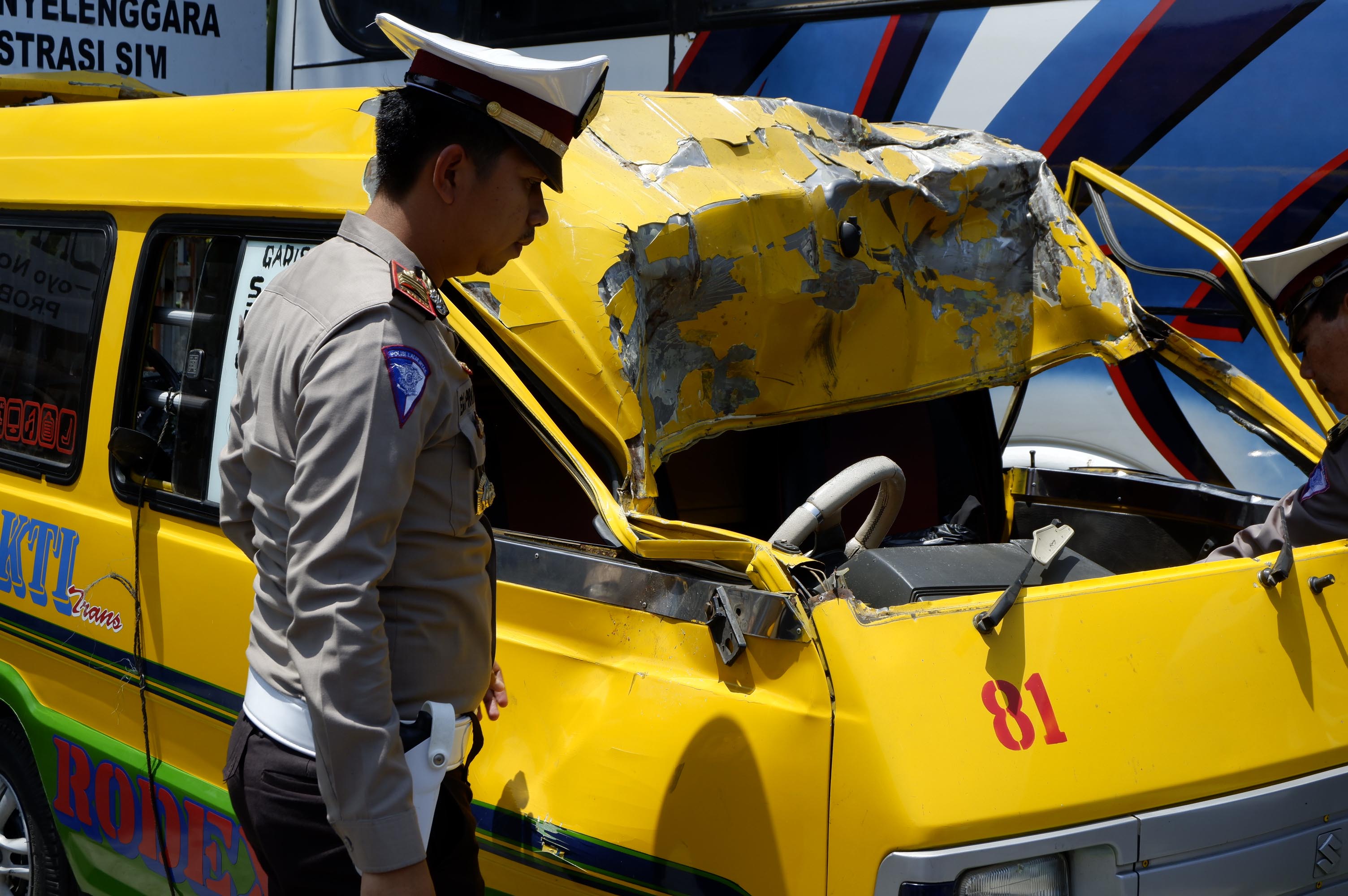 Angkot yang dirampas komplotan begal kemudian terlibat tabrakan dengan sepeda motor. (Foto: Ikhsan/ngopibareng.id)