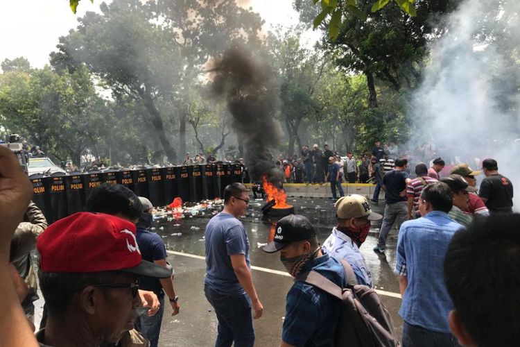 Situasi simulasi pengamanan Pemilu 2019 oleh polisi, di Jalan Medan Merdeka Barat, Jakarta Pusat, Jumat 14 September 2018 pagi. (Foto" kompas.com/Devina Halim) 