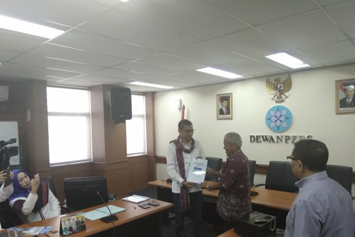 Sekjen Demokrat Hinca Panjaitan (kiri) menyerahkan laporan aduan krpada Wakil Ketua Dewan Pers Ahmad Jauhar, di Dewan Pers, Senin. (Foto: Antara)