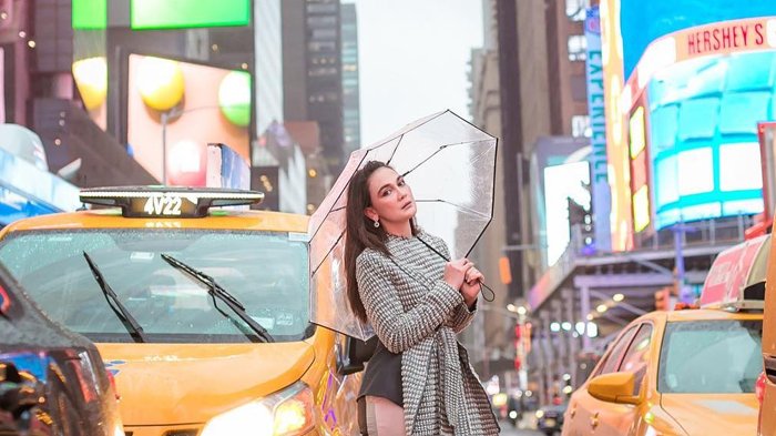Wajah Luna Maya tampak sedih meski dirinya tengah melakukan sesi pemotretan di jalanan New York. Foto: IG/lunamaya.