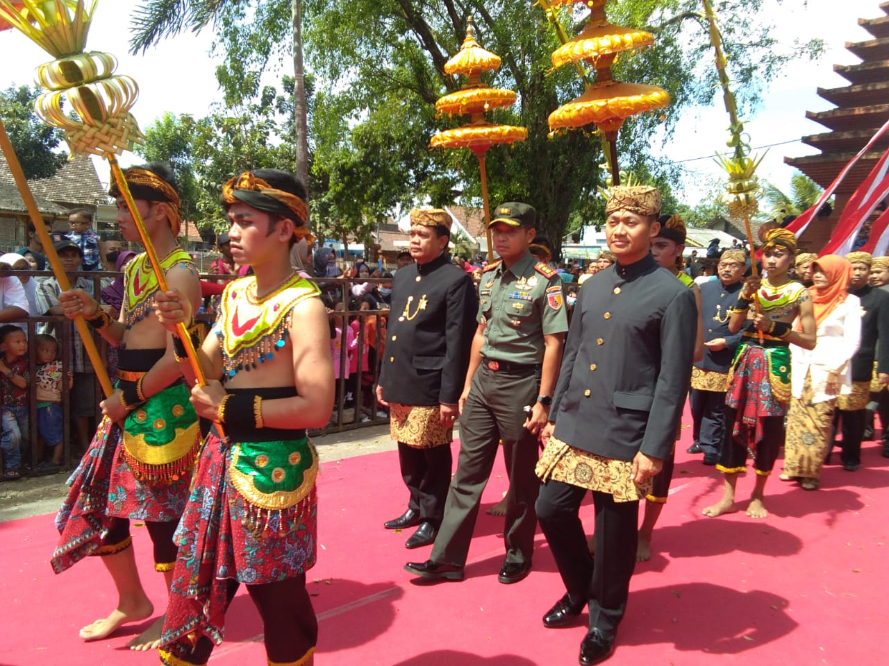 Prosesi Kirab Agung Bumi Nuswantara Tahun 1962 Saka Di Pendopo Agung Trowulan Mojokerto