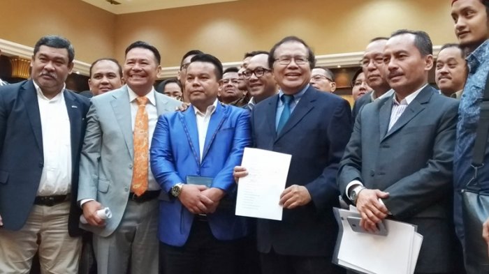 Rizal Ramli beserta kuasa hukumnya dari Peradi menggelar konferensi pers, Senin, 17 September 2018 di Jakarta. Rizal dan pengacaranya akan melaporkan balik Partai Nasdem. (Foto: Antara)