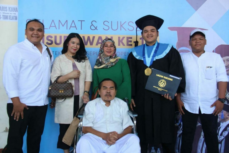 Mat Solar menghadiri wisuda putranya,  Mikhail Ali Shidqi di  Institut Teknologi Sepuluh November (ITS) pada Sabtu, 15 September 2018 lalu. Foto: its.ac.id 