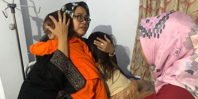 Tenri bersama dua dari tiga anak korban yang diduga disekap dan disiksa ibu angkatnya. Foto: dok.P2TP2A Makassar