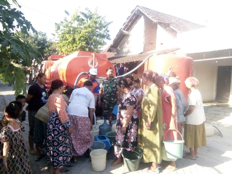 Proses Distribusi Air Bersih Bagi Warga Desa Simongagrok Dawarblandong, Mojokerto,