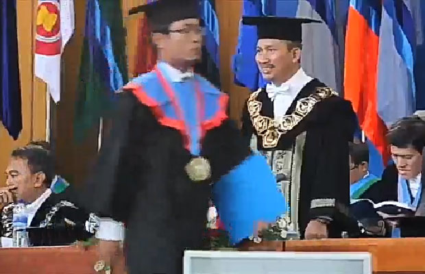 Mahasiswa ITS melewati Rektor ketika wisuda. 