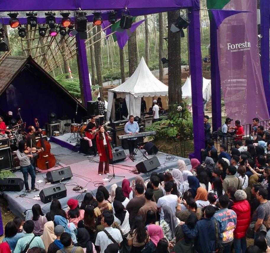 Forestra menjadi nyata, ada konser serius, Menpar pun hadir. foto:kemenpar