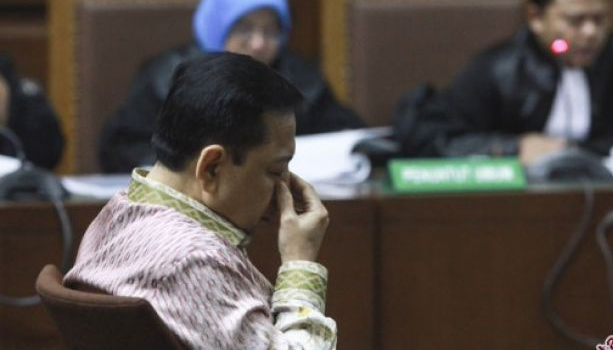 Foto arsip terdakwa kasus korupsi pengadaan KTP elektronik Setya Novanto mendengarkan pembacaan tuntutan oleh Jaksa Penuntut Umum (JPU) KPK saat menjalani sidang lanjutan di Pengadilan Tipikor, Jakarta, Kamis 29 Maret 2018. Pada sidang tersebut JPU KPK menjatuhkan tuntutan 16 tahun kurungan penjara kepada Setnov dan membayar denda Rp1 miliar serta pidana tambahan untuk membayar 7,4 juta dollar Amerika dengan dikurangi uang yang telah dikembalikan Rp5 miliar. (Foto: Antara/Muhammad Adimaja)