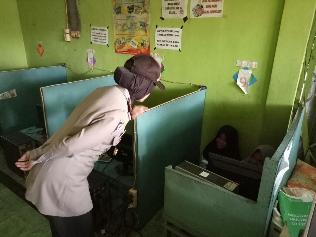 Polisi sedang melakukan penyuluhan kepada anak-anak di sebuah warnet. (Foto: Dokumentasi)