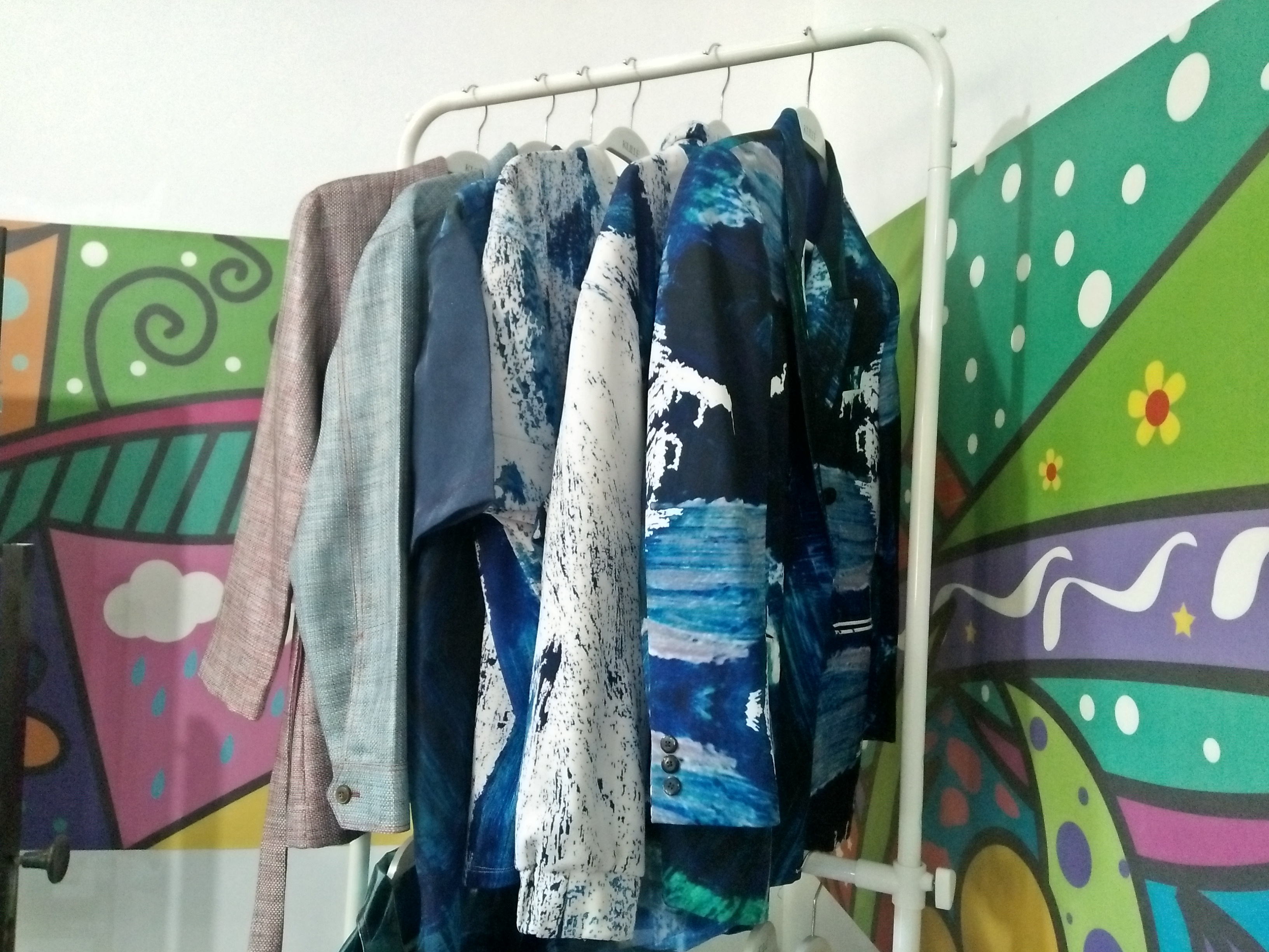 Baju-baju dengan motif 'Torehan'. Foto: Amanah/ngopibareng.is
