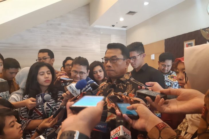 Kepala Staf Kepresidenan Moeldoko meminta kepada semua pihak untuk jangan terburu-buru membawa ke perasaan (baper) atau mempolitisasi pertemuan antara dirinya dengan Co-founder Media Hongkong, Asia Sentinel, Lin Neumann. (Foto: Antara/Hanni Sofia)