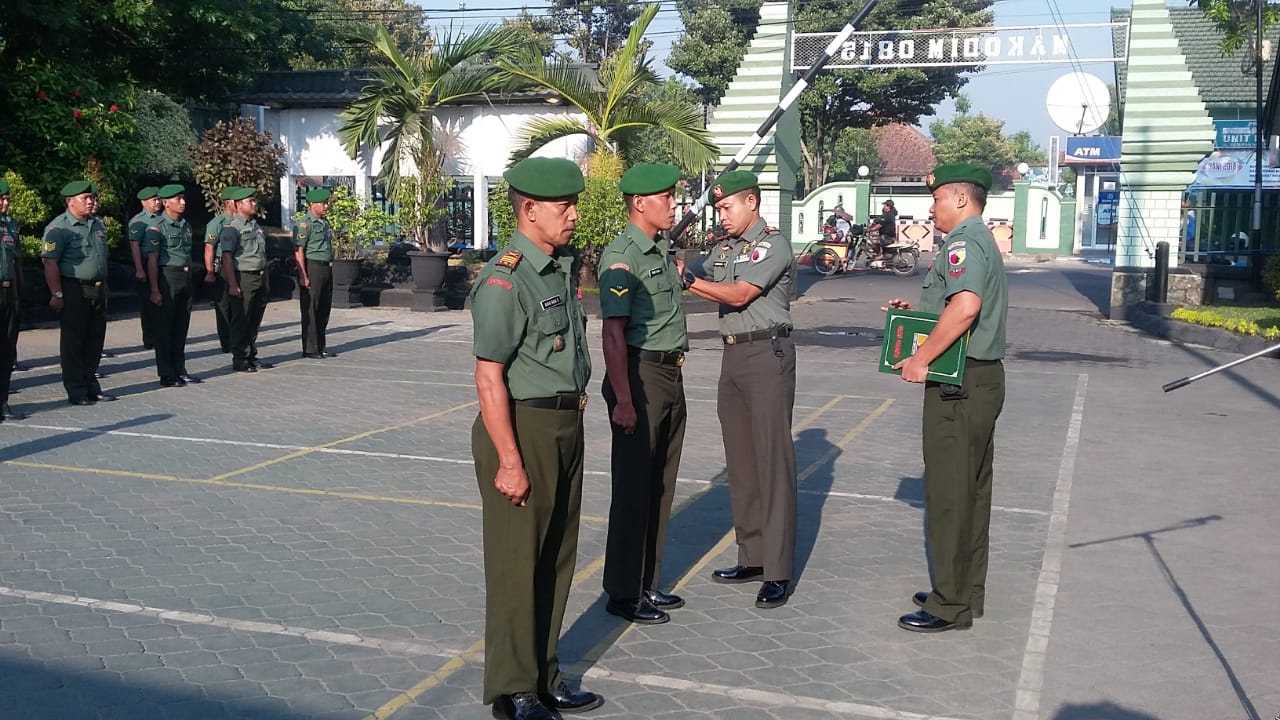 Dandim 0815 Letkol Kav Hermawan Weharima, SH Menyematkan tanda Peserta Kegiatan Saat Pembukaan