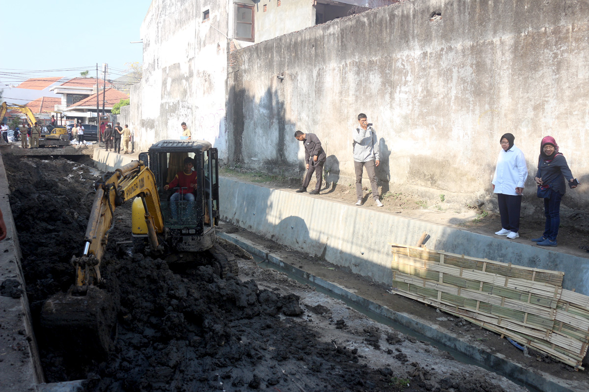 Risma saat meninjau saluran air di sekitar Jembatan Kartini, Surabaya, Selasa, 18 September 2018. (foto: farid/ngopibareng.id) 