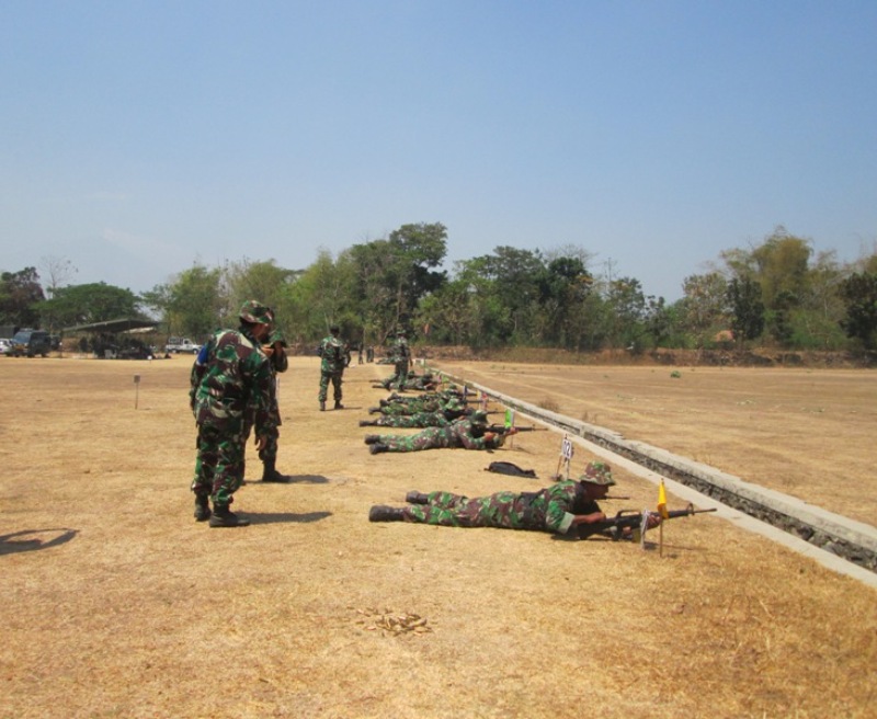 Para Prajurit Kodim 0815 Mojokerto Saat Latihan Menembak 