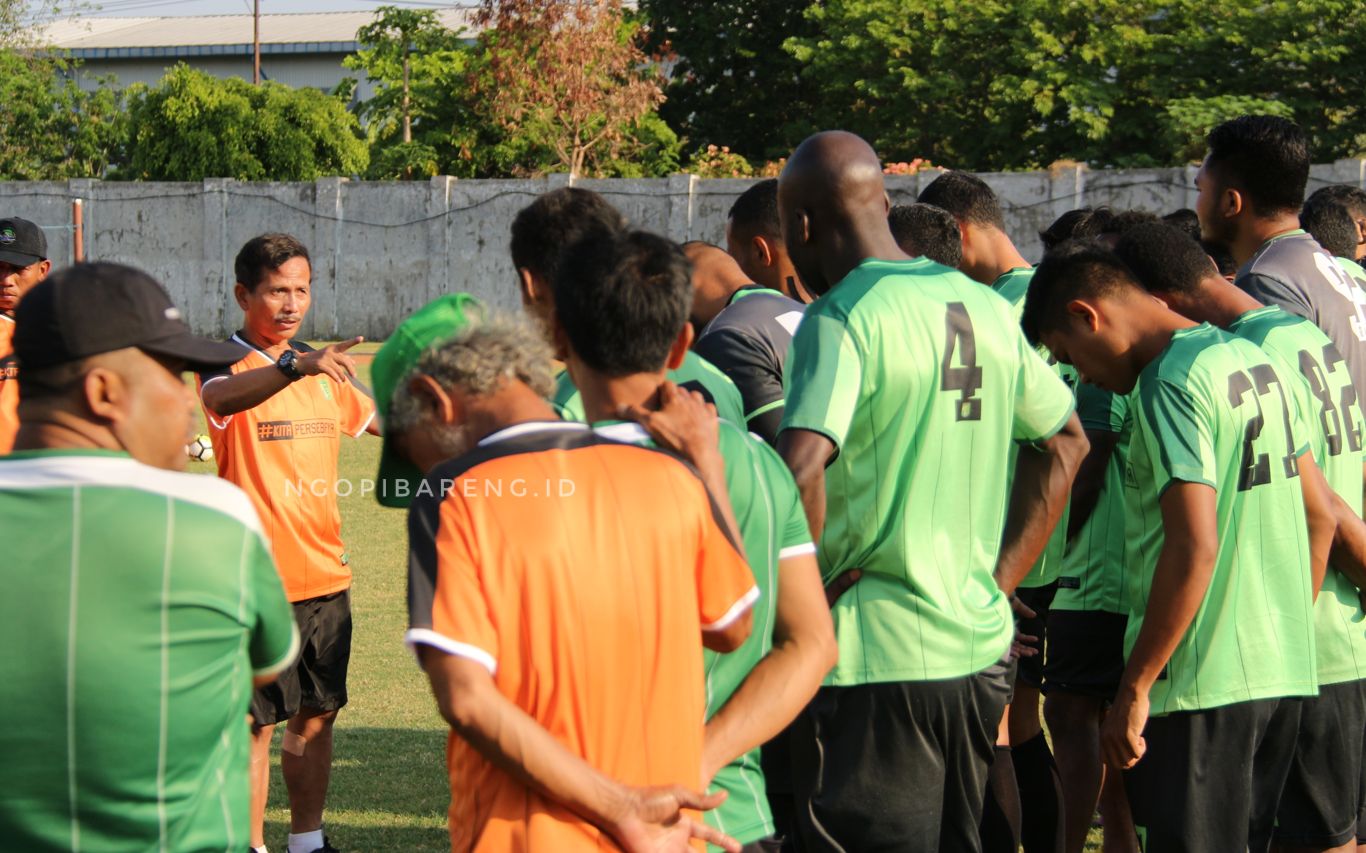 Pelatih Persebaya, Djajang Nurdjaman saat pimpin latihan di Lapangan Jenggolo. (foto: Haris/ngopibareng)