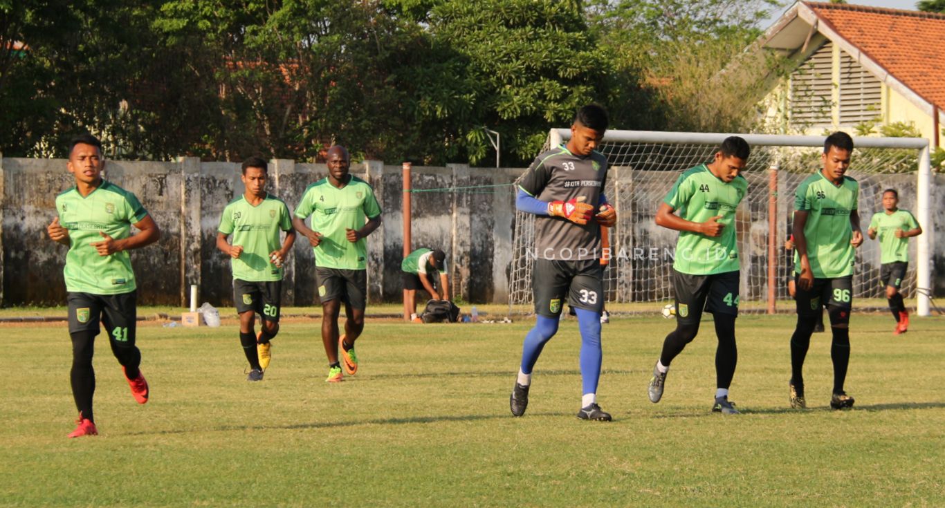 Skuad Persebaya Surabaya saat latihan di Lapangan Jenggolo.  (foto: Haris/ngopibareng)