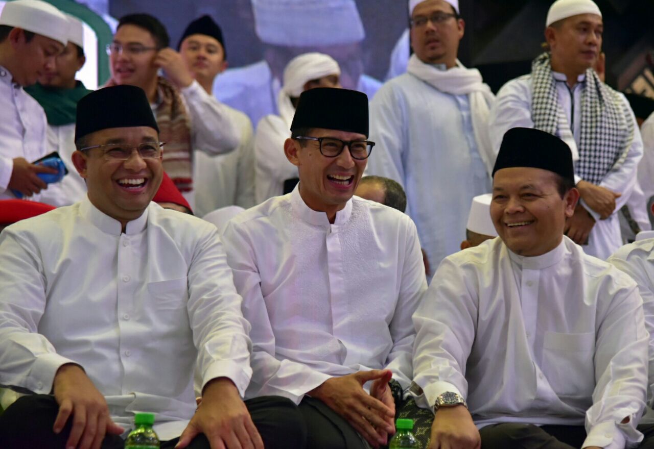 Sandi Uno (tengah) bersama Hidayat Nur Wahid (kanan).
